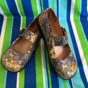 Cute!! Lots of life left!!! Algeria shoes!!!